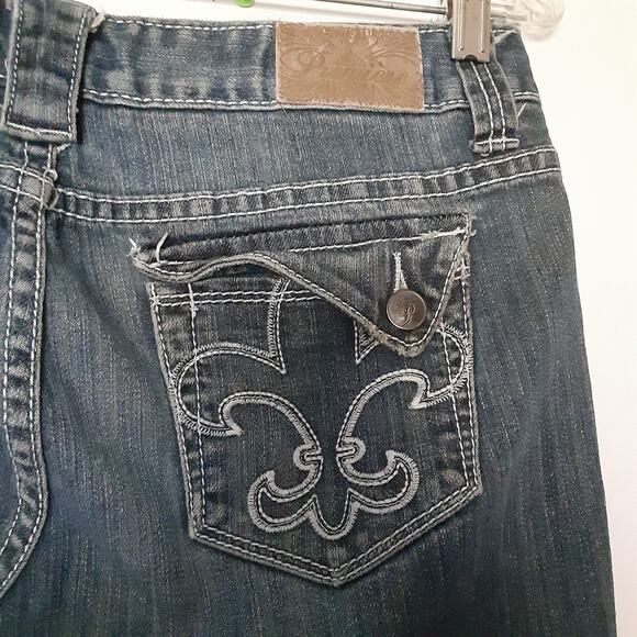 Premiere by Rue 21 Jeans Womens Size 7/8 Short Distressed Whiskers Flap Pockets - Picture 5 of 8
